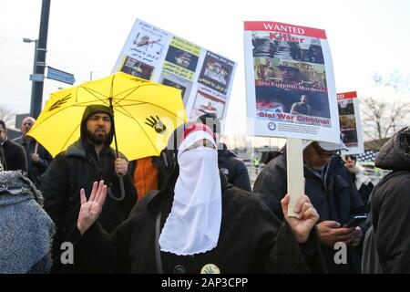 Londres, Royaume-Uni. 20 Jan, 2020. Anti-Sisi protestataires holding des pancartes et démontrer à l'extérieur de l'hôtel InterContinental dans les Docklands de Londres contre le président de l'Égypte, Abdel Fattah al-Sisi auraient été accusés du meurtre de l'ancien président égyptien Mohamed Morsi. Credit : SOPA/Alamy Images Limited Live News Banque D'Images