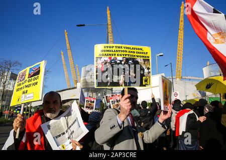 Londres, Royaume-Uni. 20 Jan, 2020. Anti-Sisi protestataires holding des pancartes et démontrer à l'extérieur de l'hôtel InterContinental dans les Docklands de Londres contre le président de l'Égypte, Abdel Fattah al-Sisi auraient été accusés du meurtre de l'ancien président égyptien Mohamed Morsi. Credit : SOPA/Alamy Images Limited Live News Banque D'Images