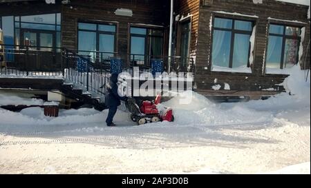 Un travailleur nettoie la neige avec un chasse-neige Rosa Khutor 01/24/2019 Banque D'Images