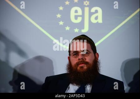 Action et Protection League, Président Le rabbin Shlomo Koves participe à un groupe de discussion de l'Association juive conférence sur l'antisémitisme dans Krakow.Une délégation de plus de 100 dirigeants européens, ministres et hauts fonctionnaires du Parlement de l'Europe et les législateurs de tous les coins du continent va assister à une marche à Auschwitz le 20 et le 21 janvier. Le mars, retenues au titre de la Journée du souvenir de l'Holocauste, sera dirigé par l'EJA, l'organisation faîtière de l'organisation juive à travers l'Europe, dirigée par le rabbin Menachem Margolin et l'action et de la protection de l'Europe, Ligue Banque D'Images