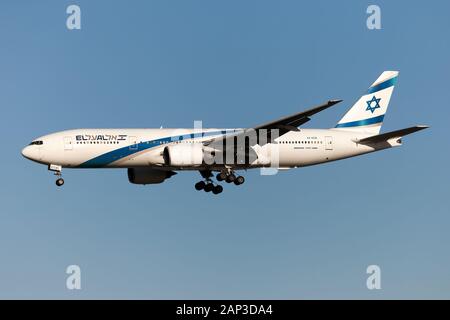 Un El Al Israel Airlines Boeing 777-200ER atterrit à l'aéroport Heathrow de Londres. Banque D'Images