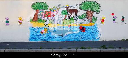 Photo des enfants représentant des animaux de fantaisie dans un graffiti moderne dans une rue de la banlieue sud de la ville de Milan - Milan, Italie, 2019 Banque D'Images