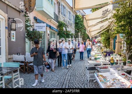 Cesme, Turquie - 4 septembre 2019 : les touristes marcher dans rue commerçante. La ville est une destination touristique populaire. Banque D'Images