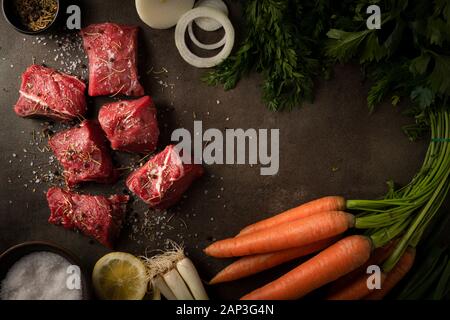 Les ingrédients pour une soupe à la viande avec les carottes, oignons, citrons, sel, poivre, croûtons et beaucoup d'autres ingrédients Banque D'Images