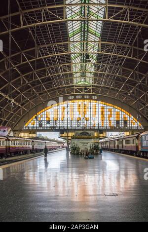 Bangkok, Thaïlande - 27 septembre 2018 : plate-forme de la gare de Hua Lamphong. Les trains partent ici pour le nord et le sud de la Thaïlande. Banque D'Images