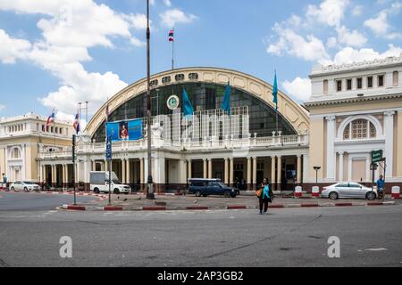 Bangkok, Thaïlande - 27 septembre 2018 : entrée principale de la gare de Hua Lamphong. Les trains partent ici pour le nord et le sud de la Thaïlande. Banque D'Images