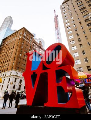 Vue panoramique sur la célèbre Love Sculpture de Manhattan à New York, située sur la W 55ème St &, 6ème Avenue - New York, NY Banque D'Images