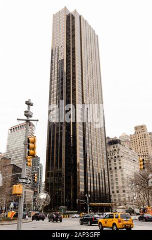 Trump International Hotel & Tower New York pris de l'autre côté de la rue - New York, NY Banque D'Images