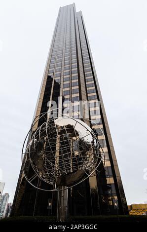 Trump International Hotel & Tower New York globe sculpture - New York, NY Banque D'Images