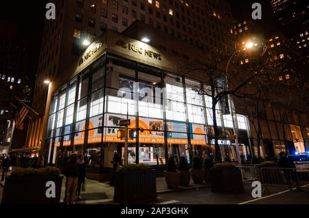 NBC News and Today Show Studio dans le Rockefeller Center de nuit - New York, NY Banque D'Images