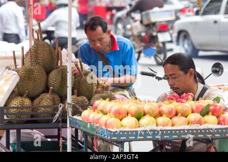 Bangkok, 17 Thailand-Sep 2012 : vendeurs de fruits attendent les clients. Les vendeurs de rue peuvent être trouvés dans toute la ville. Banque D'Images