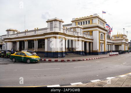 Bangkok, Thaïlande - 25 septembre 2012 : Taxi à la gare de Hua Lamphong. La station est ouverte en 1916 Banque D'Images