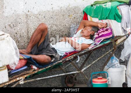 Bangkok, Thaïlande - 25 septembre 2012 : Sans-abri endormi sur Silom Road. Le nombre de personnes sans-abri est en augmentation. Banque D'Images