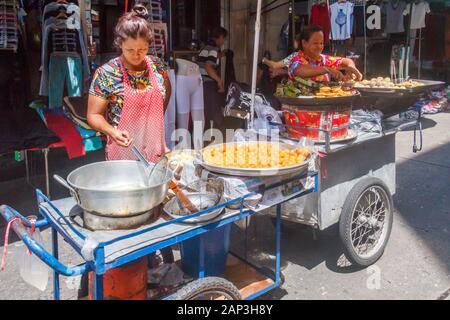 Bangkok, Thaïlande - 27 septembre 2016 : Vendeurs de rue dans le quartier chinois. C'est le plus ancien salon de Bangkok. Banque D'Images