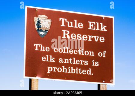 Jan 5, 2020 Point Reyes / CA / USA - Affiché panneau à l'entrée de la Tule Elk réserver en précisant que la collecte de bois de wapiti est interdite ; Banque D'Images