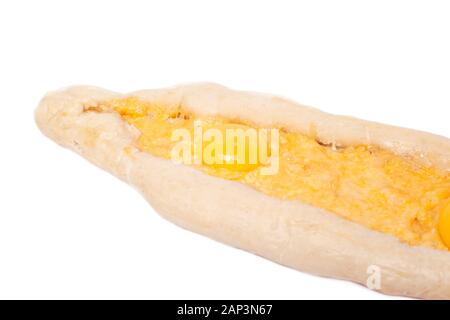 Khachapuri bateau avec œuf et fromage sur fond blanc. La tarte Khachapuri géorgien isolés. Banque D'Images