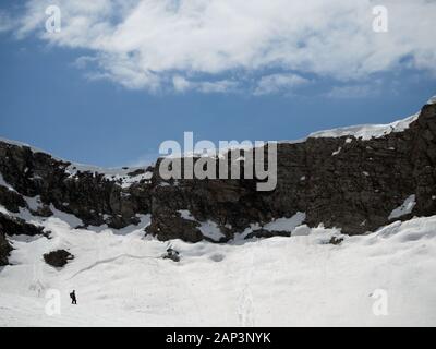 Station de ski des montagnes Rocheuses à Gorki gorod. Snowboarder béquilles sous l'énorme rocher. Russie Sotchi 05.11.2019 Banque D'Images