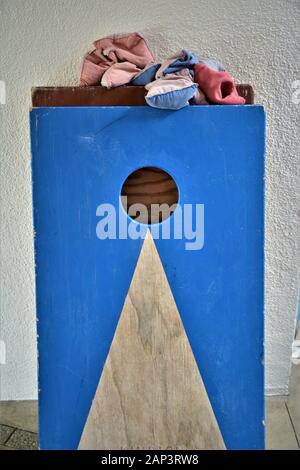 Trou-maïs jeu avec poufs pour adultes et enfants qui peut être faite à la maison pour peu d'argent et c'est amusant pour toute la famille trou maïs cornhole Banque D'Images