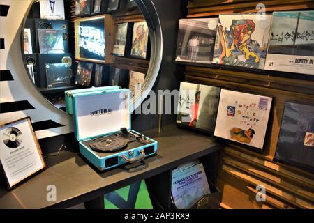 Ancien lecteur de disques portables et disques vinyles à vendre comme articles rétro et de collection dans l'hôtel haut de gamme dans Santa Barbara Californie Banque D'Images