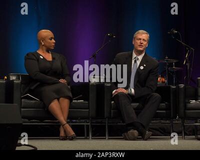 Boston, MA, USA. 20 Jan, 2020. Membre du Congrès du Massachusetts Ayanna Pressley écoute Charlie Baker gouverneur du Massachusetts au cours d'une discussion au coin du feu à BostonÃs 50e Memorial. Petit-déjeuner MLK Credit : Sue Dorfman/ZUMA/Alamy Fil Live News Banque D'Images