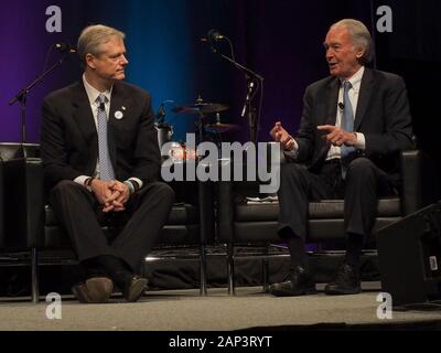 Boston, MA, USA. 20 Jan, 2020. Gouverneur du Massachusetts Charlie Baker à l'écoute le sénateur du Massachusetts Edward Markey lors d'une discussion au coin du feu à BostonÃs 50e Memorial. Petit-déjeuner MLK Credit : Sue Dorfman/ZUMA/Alamy Fil Live News Banque D'Images