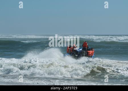 L'Afrique du Sud, d'Umkomaas, paysage, plongée, RIB, bateau gonflable rigide avec groupe de plongeurs récréatifs en direction de récif d'Aliwal Shoal, vue arrière Banque D'Images