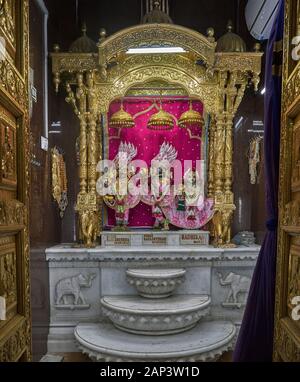 10 Apr 2018 Shree Hari Krushna Maharaj shri Maharaj Gaulokvihari avec Radhikaji Mataji dans le sanctum des Swaminarayan Mandir Bhuleshwar Mumba Banque D'Images