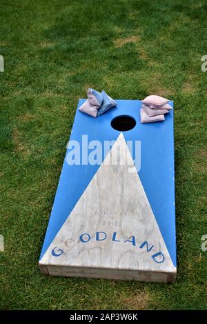 Trou-maïs jeu avec poufs pour adultes et enfants qui peut être faite à la maison pour peu d'argent et c'est amusant pour toute la famille trou maïs cornhole Banque D'Images