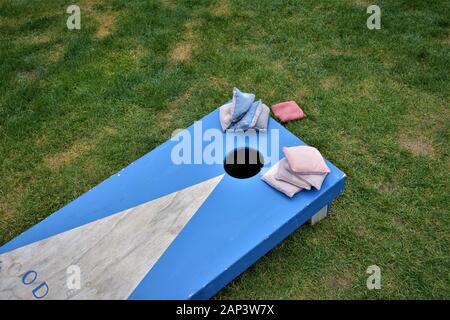 Trou-maïs jeu avec poufs pour adultes et enfants qui peut être faite à la maison pour peu d'argent et c'est amusant pour toute la famille trou maïs cornhole Banque D'Images