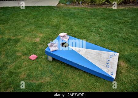 Trou-maïs jeu avec poufs pour adultes et enfants qui peut être faite à la maison pour peu d'argent et c'est amusant pour toute la famille trou maïs cornhole Banque D'Images