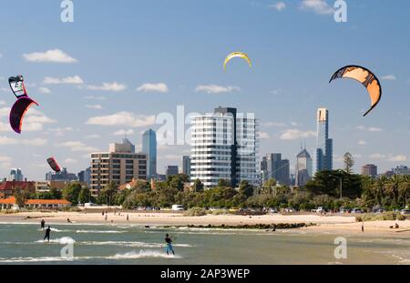 Le parachute ascensionnel sur la plage St Kilda sur la baie de Port Phillip, Melbourne, Australie Banque D'Images