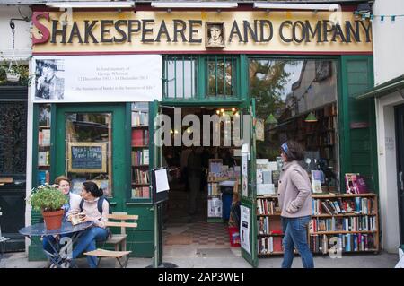 Shakespeare and Company librairie de langue anglaise à Paris, célèbre comme une retraite pour les écrivains et les artistes expatriés Banque D'Images
