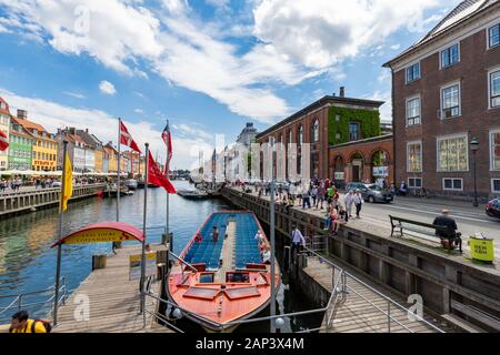 Copenhague, Danemark - Juin 2019 : célèbre canal de Nyhavn avec des maisons à pignons et 'Copenhague' Hop Canal tours en bateau. Banque D'Images
