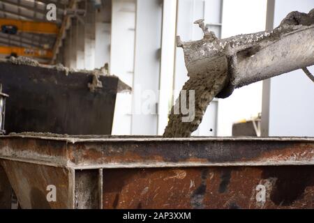 Goulotte camions à béton ciment humide verser mélanger sur metal bucket se préparer à un autre processus. Banque D'Images