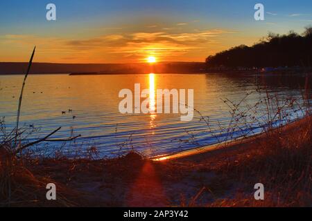 Coucher de soleil sur le front de mer de Varna, le Port de Varna au loin, côte de la mer Noire Bulgarie Banque D'Images