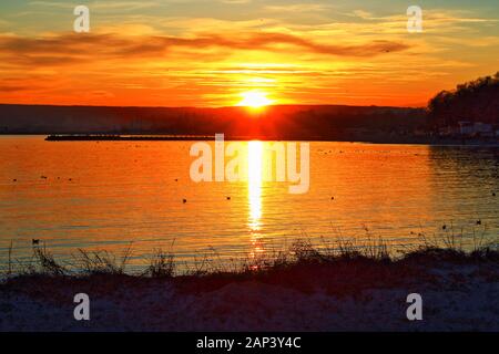 Coucher de soleil sur le front de mer de Varna, le Port de Varna au loin, côte de la mer Noire Bulgarie Banque D'Images