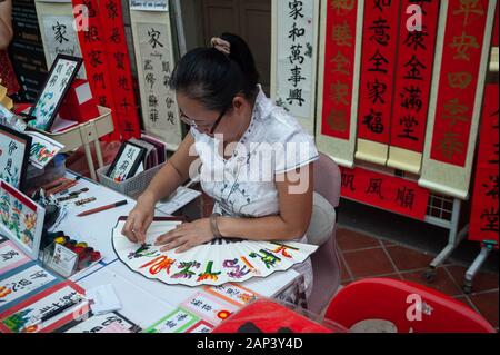 17.01.2020, Singapour, République de Singapour, en Asie - l'artiste Jessie Ren écrit et dessine des bénédictions et des souhaits à l'aide de la calligraphie chinoise. Banque D'Images