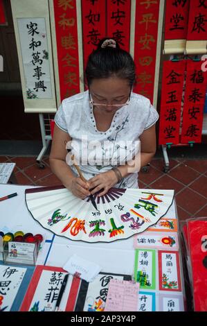 17.01.2020, Singapour, République de Singapour, en Asie - l'artiste Jessie Ren écrit et dessine des bénédictions et des souhaits à l'aide de la calligraphie chinoise. Banque D'Images