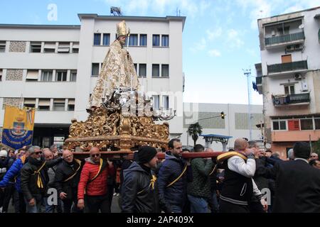 La statue de Saint-Catello est portée sur les épaules des fidèles à travers les rues du centre historique de Castellammare di stabia . Banque D'Images