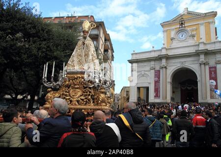 La statue de Saint-Catello est portée sur les épaules des fidèles à travers les rues du centre historique de Castellammare di stabia . Banque D'Images