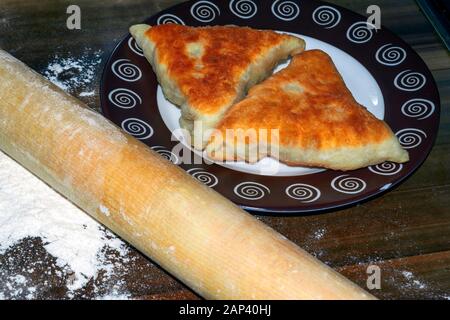 Tourtières belyashi russe traditionnel. Belyashes sur une table. Le russe, le tatar et le Bashkir traditionnelle. Banque D'Images