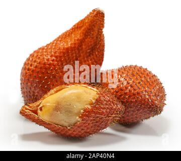 Salaca ou Snake fruits isolés sur fond blanc Banque D'Images