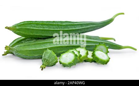 Luffa acutangula verte isolée sur fond de merde Banque D'Images