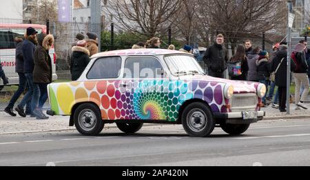 BERLIN - décembre 2019 : Berlin trabi world museum près de Checkpoint Charlie. Célèbre, Allemand de l'automobile et au monde Trabi vous pouvez conduire une trabant alon Banque D'Images