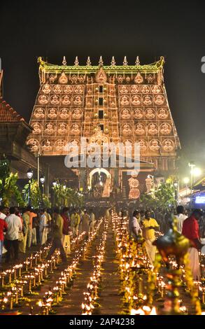 cérémonie au lakshadepam [éclairage d'une lampe à huile lakh] à la sree padmanabhatemple, thiruvananthapuram, kerala, inde Banque D'Images
