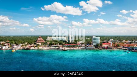 Vue panoramique sur le port et le port de croisière de Cozumel, au Mexique. Banque D'Images