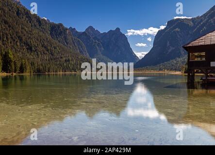 Lac Dobbiaco, le Tyrol du sud en automne Banque D'Images