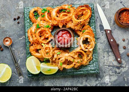 Calmars frits ou Anneaux de calamars à la sauce.Restauration rapide Banque D'Images