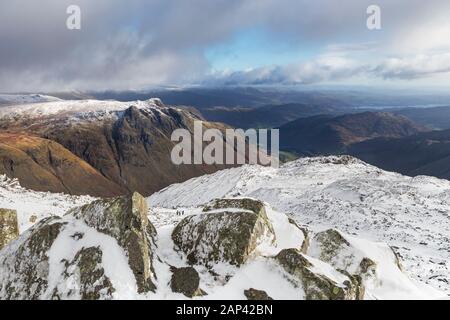 Le Langdale Pikes et la vue vers le bas Elterwater vers Windermere du Sommet du Bowfell en hiver, Lake District, Cumbria, Royaume-Uni Banque D'Images