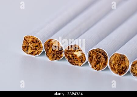 Gros plan d'une pile de cigarettes sur fond blanc Banque D'Images